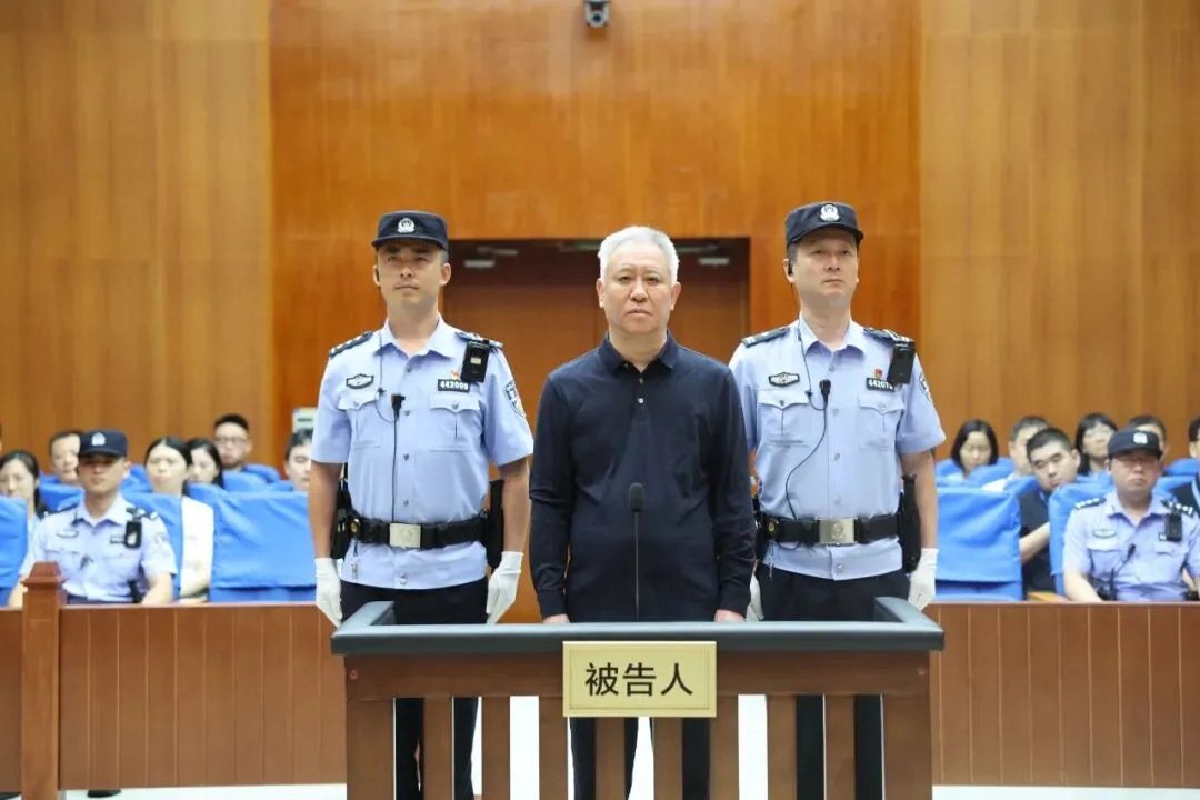 许家印：无期徒刑